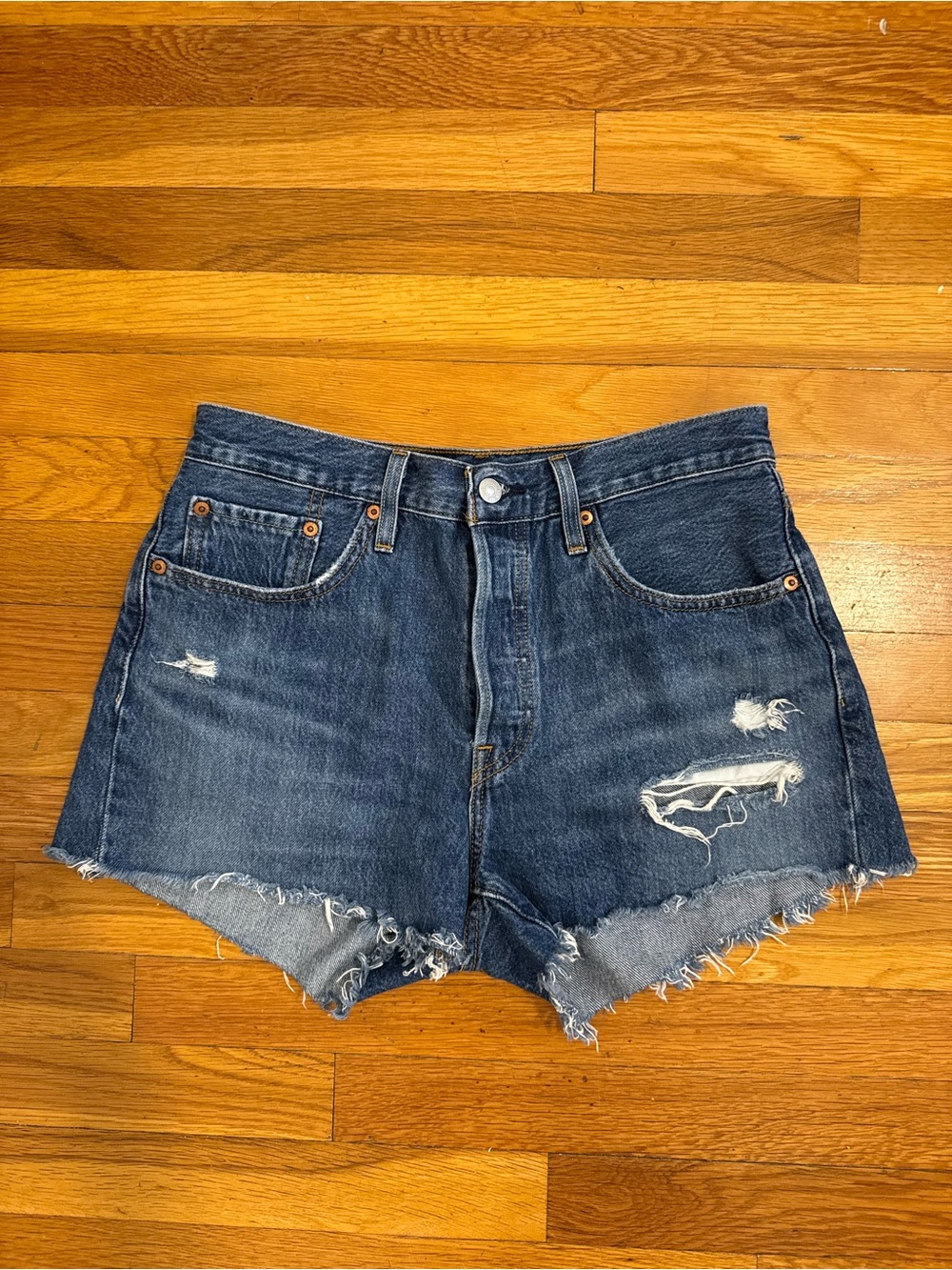 Levi’s 501 shorts distressed size 28